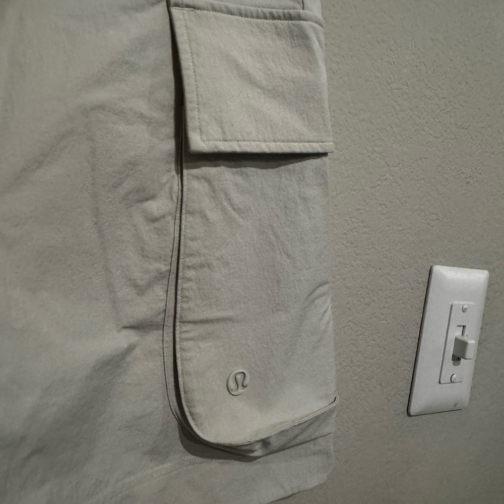 Lululemon Athletica | High Waisted Cargo Shorts- Relaxed Fit - Picture 5 of 9